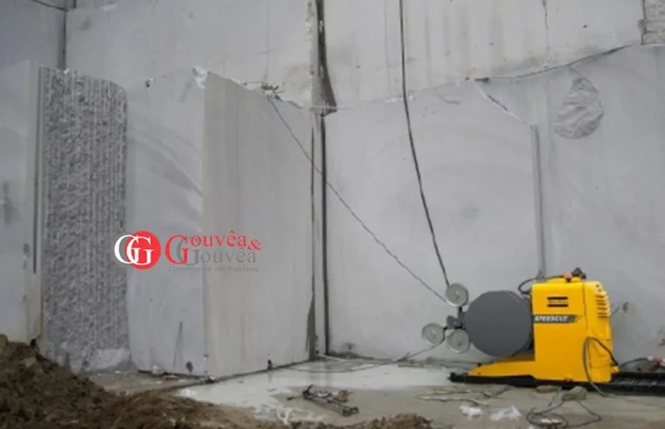 Desmonte de Rochas com Fio Diamantado